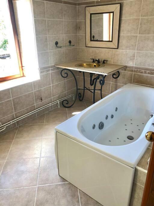 Maison chaleureuse au cœur du village Raddon-et-Chapendu Extérieur photo